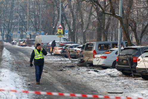 Des voitures endommagées par une frappe de drone russe, à Kiev, le 20 janvier 2026.