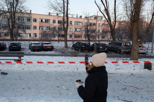Devant une école endommagée lors de l’attaque russe, à Kiev, le 20 janvier 2025.