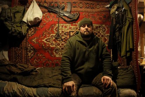 Un soldat ukrainien se repose dans un abri, près de la ville de Tchassiv Yar, dans l’oblast de Donetsk, en Ukraine, le 18 janvier 2026.