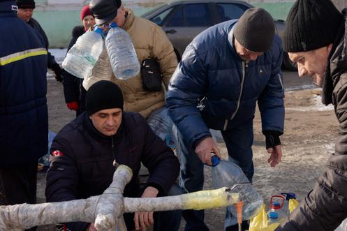Collecte d’eau par les habitants à Kramatorsk, le 20 janvier 2026.