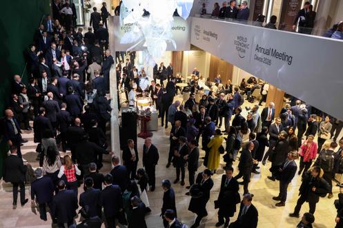 Des visiteurs du Forum économique mondial, à Davos, le 20 janvier 2026.
