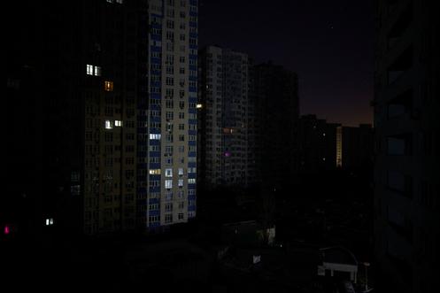 Des immeubles d’habitation privés d’électricité suite aux frappes de missiles et de drones russes, à Kiev, le 20 janvier 2026.