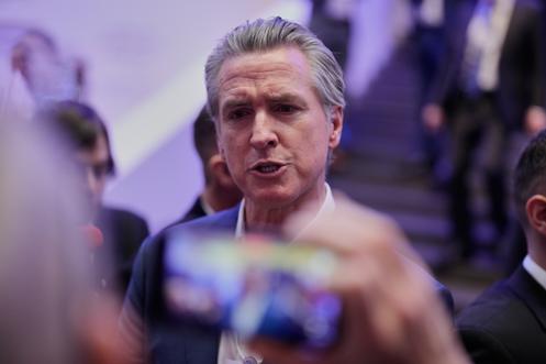 Le gouverneur de Californie, Gavin Newsom, lors de la réunion annuelle du Forum économique mondial, à Davos, en Suisse, le 20 janvier 2026.