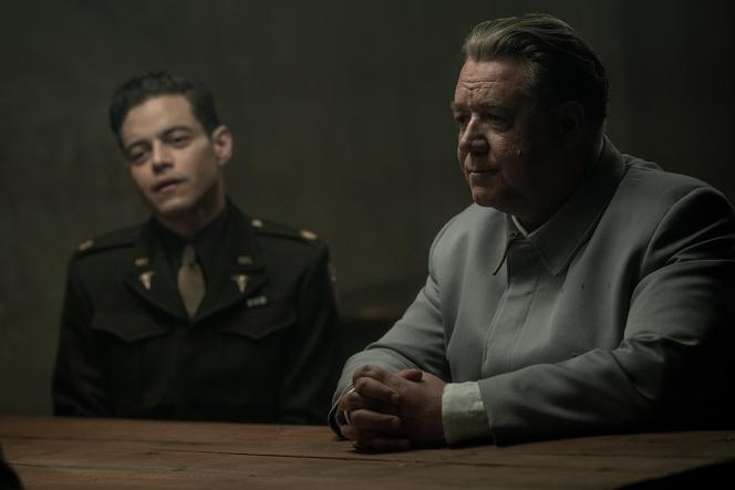 Rami Malek (à gauche), qui incarne le psychiatre Douglas Kelley dans le film « Nuremberg », et Russell Crowe, dans le rôle de Hermann Göring.