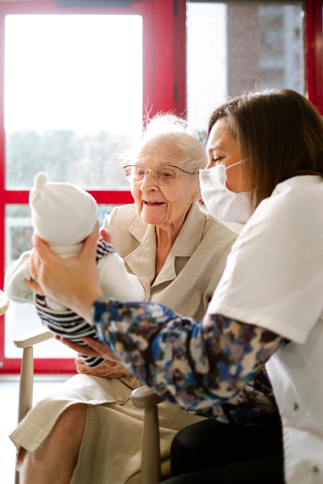 La psychologue Carine Berger présente la poupée Antoine à Jeanne Tessier, dans le cadre de l’atelier « bébés reborn » de l’Ehpad Les Maraîchers, au Mans, le 13 janvier 2026.