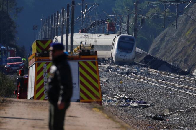Sur le site d’un déraillement mortel de deux trains à grande vitesse près d’Adamuz, à Cordoue (Espagne), le 20 janvier 2026.