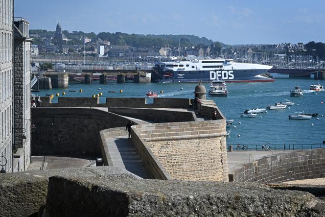Un ferry DFDS dans le port de Saint-Malo, le 22&nbsp;mai 2025.