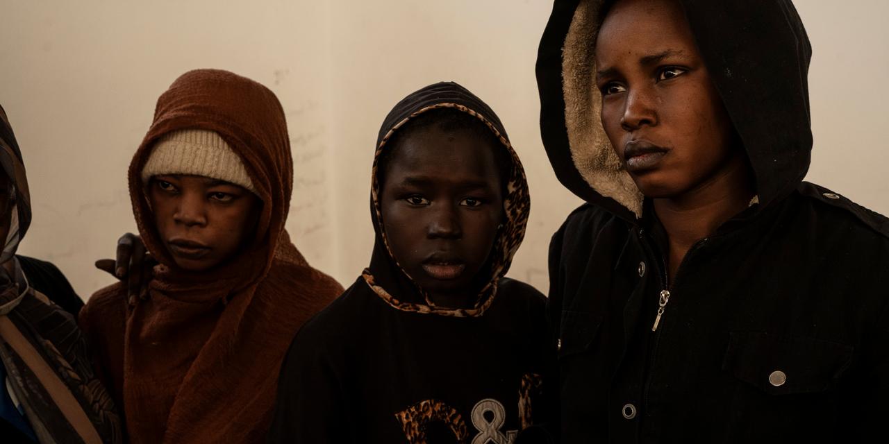 Nyiapeni Jok Mayiom Kulang, (droite) et sa soeur  Naïka (centre), Sud Soudanaises, au centre de détention Ganfuda, à Benghazi, Libye, le 19 décembre 2025. ADRIENNE SURPRENANT / MYOP POUR « LE MONDE »