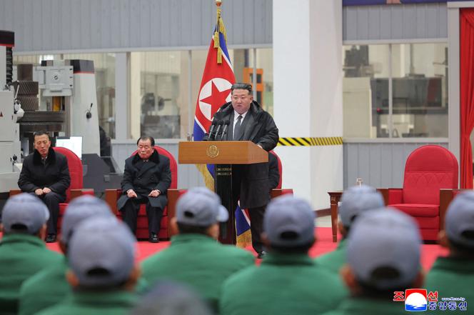 Cette photo prise le 19 janvier 2026 et publiée par l’agence de presse officielle nord-coréenne KCNA le 20 janvier 2026 montre le dirigeant nord-coréen Kim Jong-un prononçant un discours dans le complexe industriel Ryongsong, dans la province de Hamgyong du sud, en Corée du Nord.  