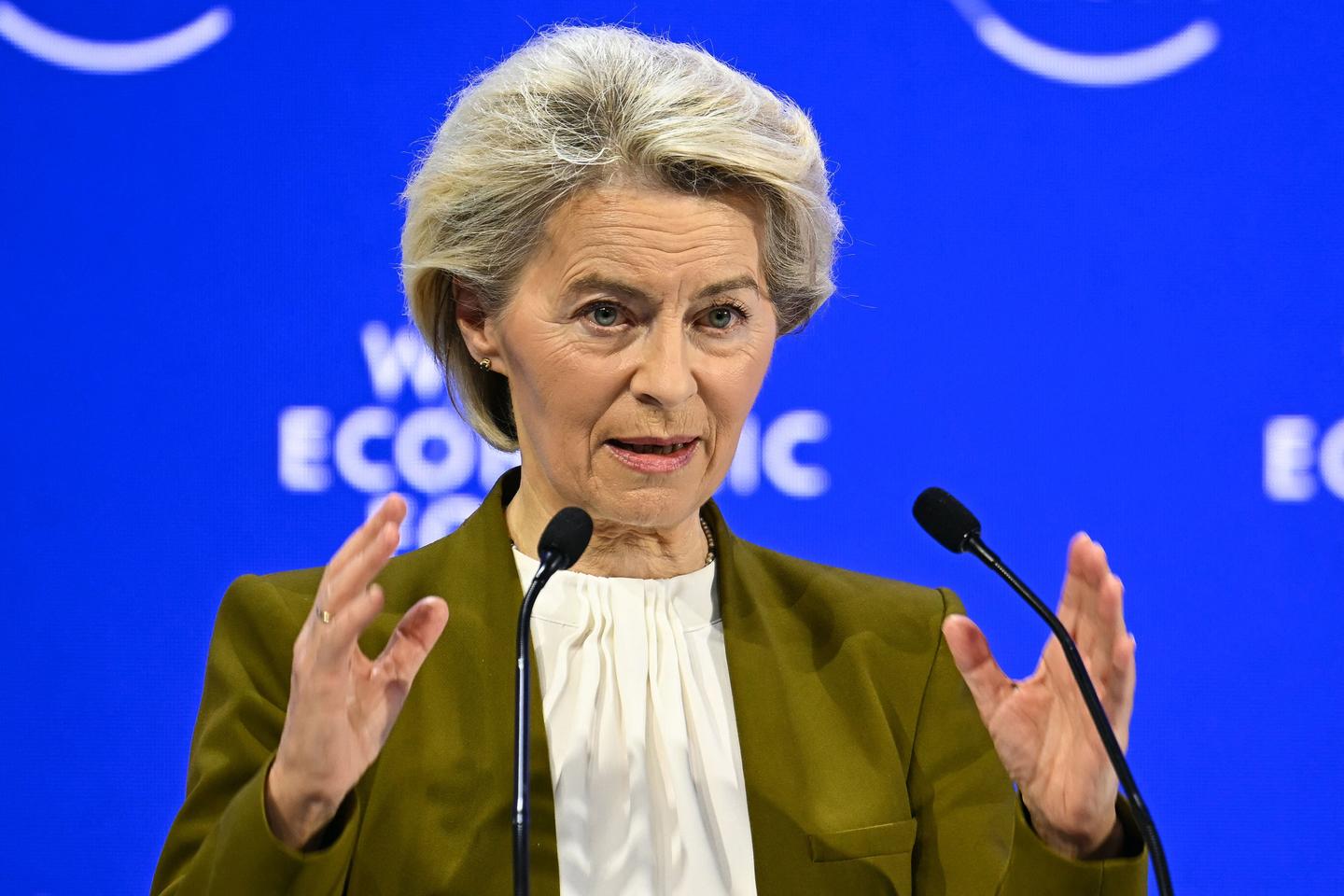 Après les menaces de Donald Trump, Ursula von der Leyen mise encore sur la négociation, le Parlement européen divisé
