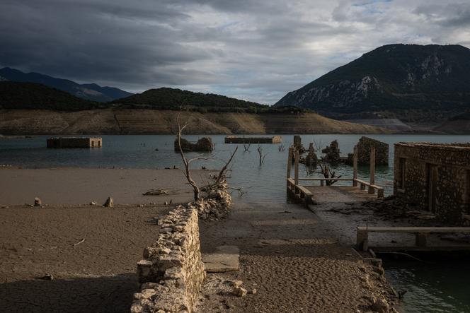 Vestiges réapparus lors de la baisse du niveau du lac de Mornos, due à la sécheresse, à Kallio, à environ 240 kilomètres d’Athènes, le 3 novembre 2025.