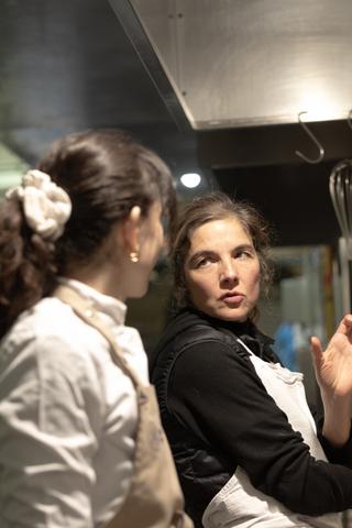 Marine Beulaigue (à gauche), cocheffe du restaurant associatif Le Refettorio, cuisine avec Cécile, une bénévole, à Paris, le 6 janvier 2026.