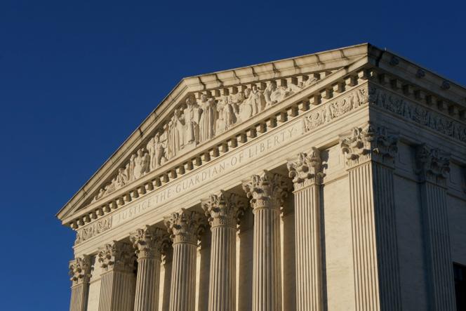 L’inscription «&nbsp;La justice, gardienne de la liberté&nbsp;», sur le fronton de la Cour suprême des Etats-Unis, à Washington DC, le 20&nbsp;janvier 2026.