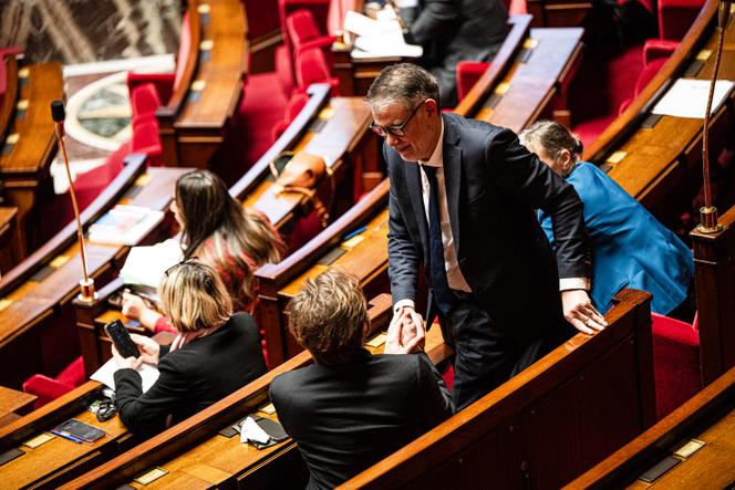 Le premier secrétaire du PS, Olivier Faure, salue le président du groupe socialiste, Boris Vallaud, à l’Assemblée nationale, à Paris, le 19&nbsp;janvier&nbsp;2026.