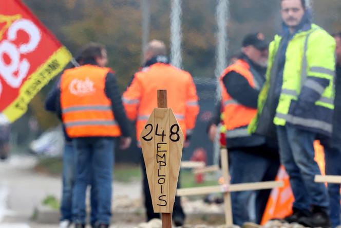 Devant l’usine de l’équipementier automobile Dumarey, lors de l’annonce de la suppression de 248 emplois, à Strasbourg, le 8 novembre 2024.