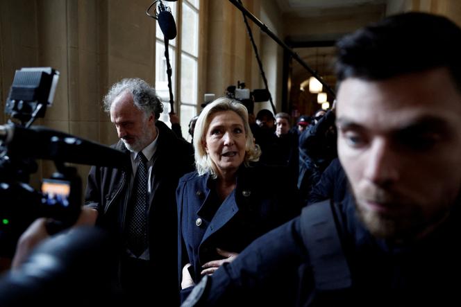 La leader d’extrême droite française Marine Le Pen, députée du Rassemblement national (RN), quitte le tribunal de Paris, situé sur l’île de la Cité, après une audience dans le cadre de son procès en appel, le 20 janvier 2026. 
