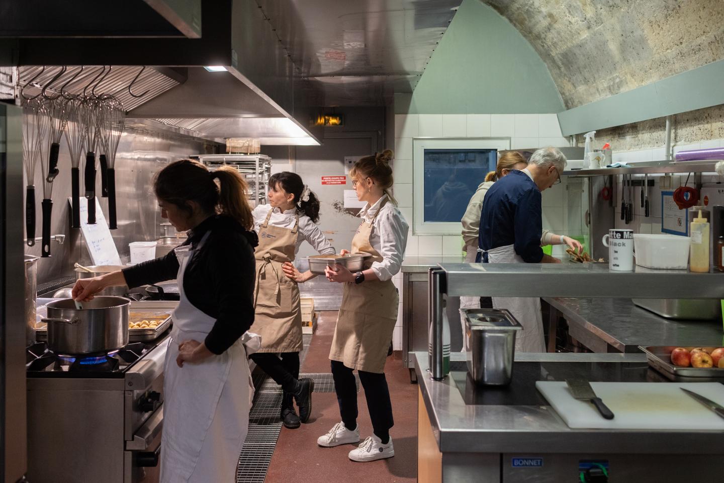 « Dans ce secteur, respecter le droit du travail, c’est déjà un progrès » : comment la restauration tente de changer sa culture toxique face aux démissions en cascade