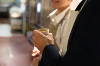 Au début de service, au Refettorio, les pros proposent à tout le monde un café ou un thé, pratique rare dans ce milieu. A Paris, le 6 janvier 2026.