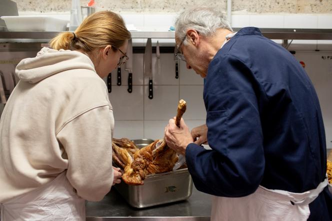 AJ, 28 ans, consultante, bénévole depuis un an, et Olivier, 63 ans, retraité, bénévole depuis quatre ans, au restaurant Refettorio, à Paris, le 6 janvier 2026.