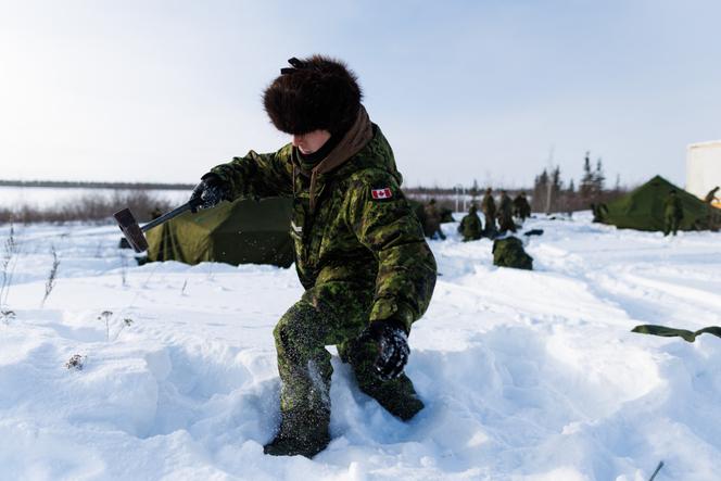 Des soldats canadiens de la 5e Division canadienne, dans les Territoires du Nord-Ouest, au Canada, le 2 mars 2025.