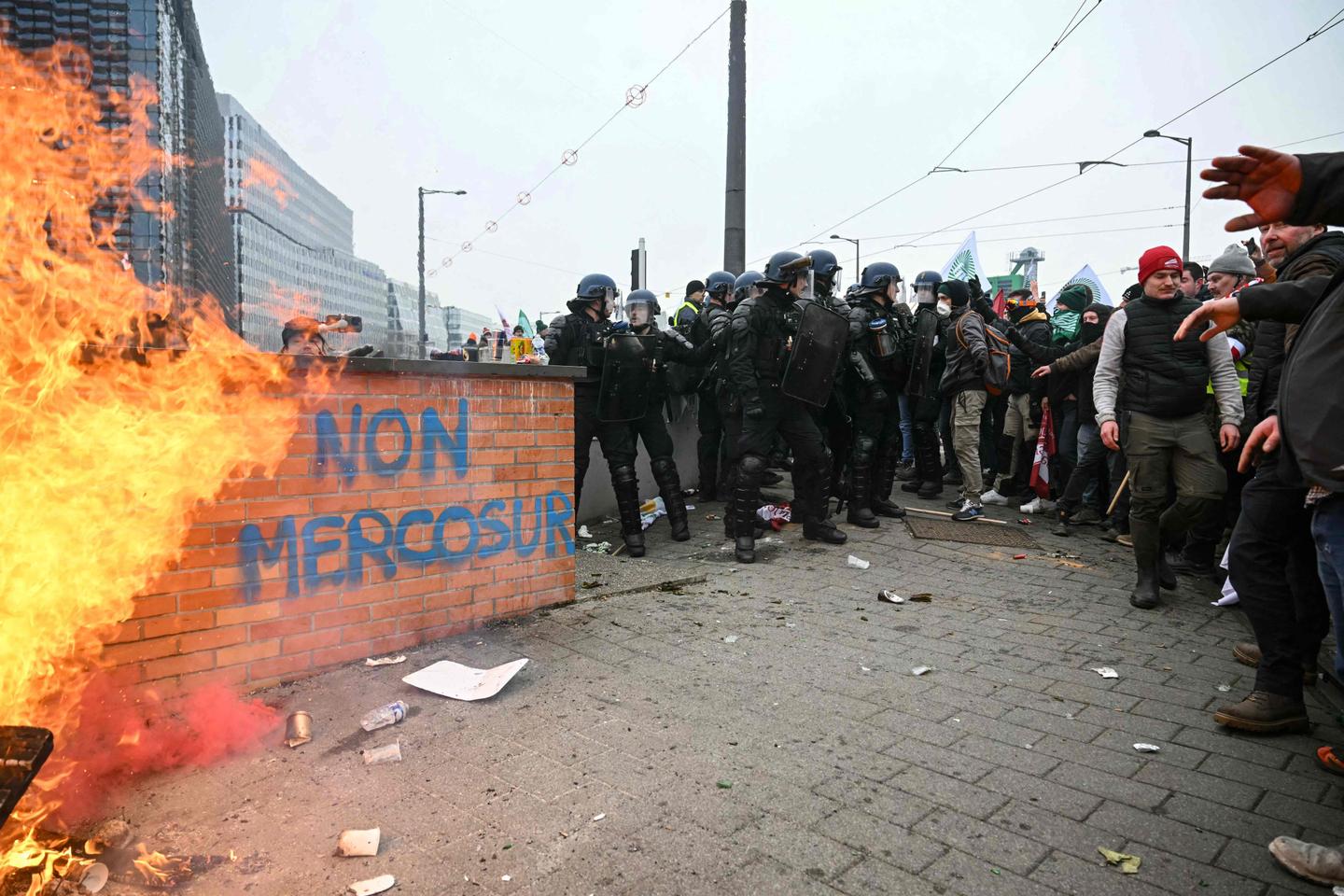 Manifestation d’agriculteurs à Strasbourg : plus de 5 500 personnes rassemblées pour « mettre la pression » sur les eurodéputés avant un vote sur le Mercosur