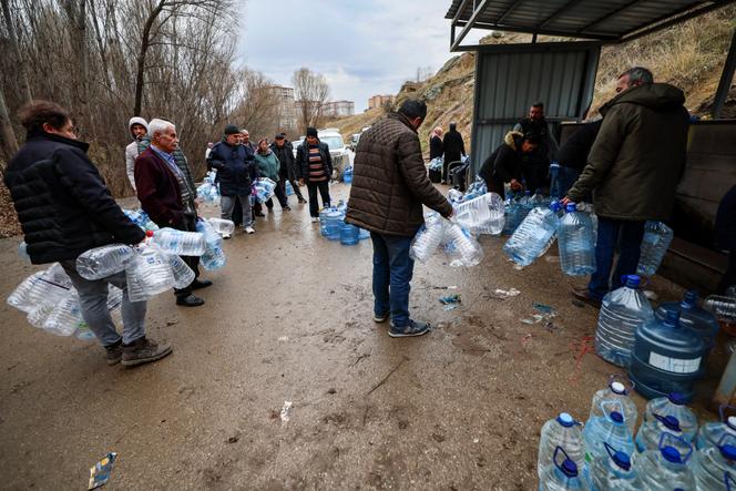 Des habitants font la queue pour obtenir de l’eau lors d’une pénurie dans le quartier d’Araplar, dans le district de Mamaklar, à Ankara, le 8 janvier 2026.