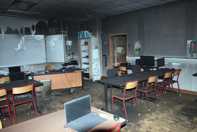 Une salle de classe du collège Champollion, trois jours après un incendie qui a causé d’importants dégâts, à Dijon (Côte-d’Or), le 15 décembre 2025.