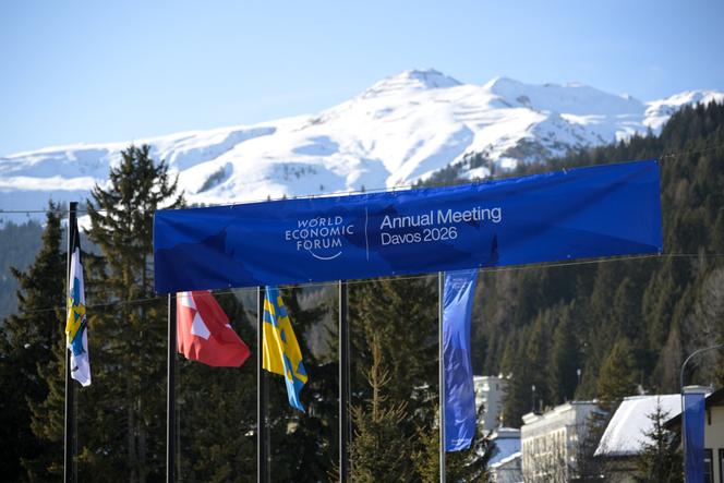 Une bannière du Forum économique mondial, à Davos (Suisse), le 20 janvier 2026.