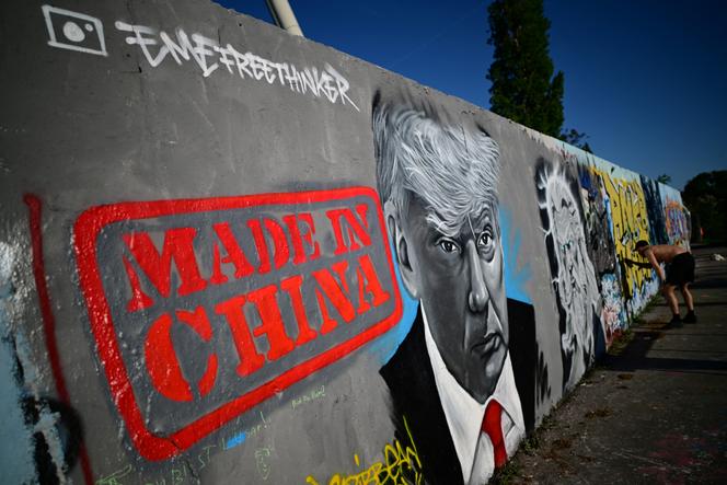 Fresque murale réalisée par le graffeur berlinois Eme Freethinker, sur un mur du parc public Mauerpark, à Berlin, le 26 avril 2025.