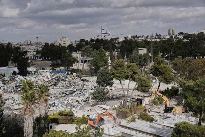 Des bulldozers israéliens démolissent un complexe de l’UNRWA, à Jérusalem-Est, le 20 janvier 2026. 