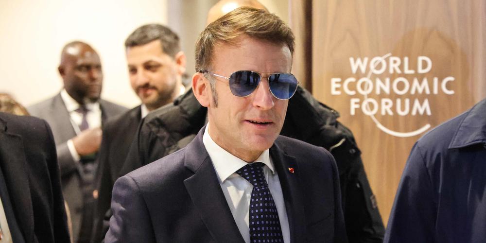 Emmanuel Macron arrive au centre des congrès de Davos, pour la réunion annuelle du Forum économique mondial, en Suisse, le 20 janvier 2026. - LUDOVIC MARIN/AFP