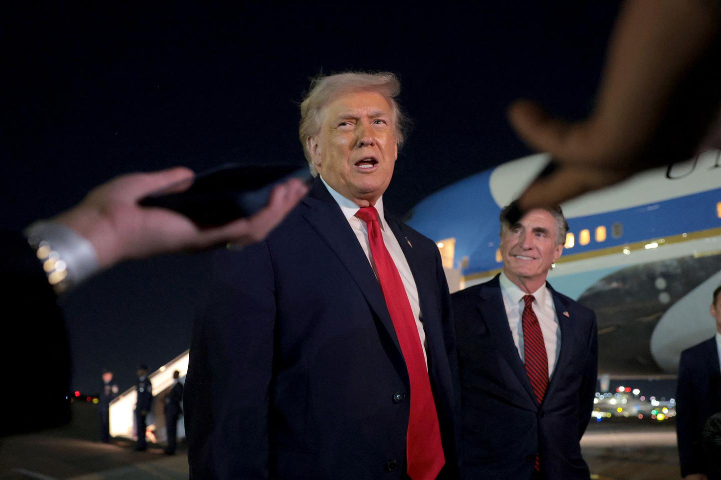 Donald Trump menace d’imposer « 200 % de droits de douane » sur les vins et les champagnes français, après le refus d’Emmanuel Macron de rejoindre son « conseil de la paix »