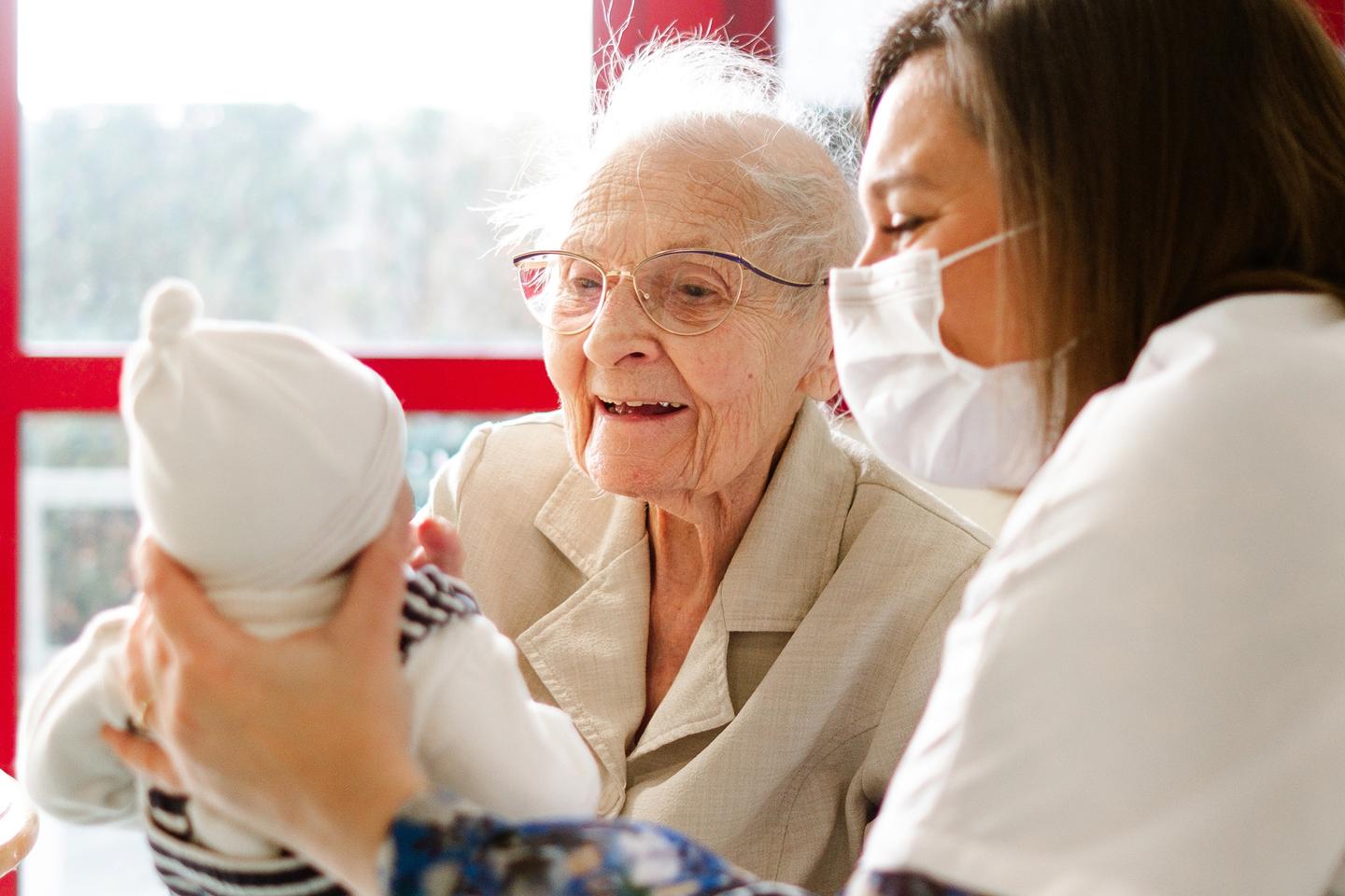 Les bébés reborn pour soulager la maladie d’Alzheimer en Ehpad : « Les résultats ont été incroyables, des visages se sont illuminés »