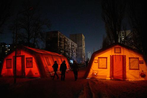 Des tentes d’urgence installées pour permettre aux habitants de se réchauffer, à Kiev, le 21 janvier 2026.