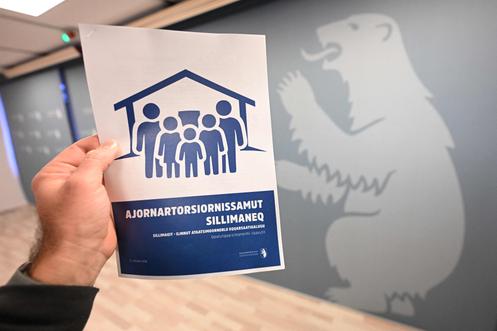 Une brochure officielle groenlandaise sur la manière d’agir en cas de crise ou de guerre est distribuée après une conférence de presse au gouvernement du Groenland, à Nuuk, le 21 janvier 2026.