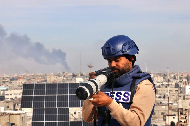 Le journaliste palestinien Abdoul Raouf Shaath travaillant à Rafah, dans le sud de la bande de Gaza, le 23 décembre 2023.