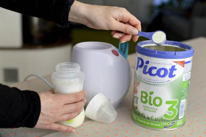 Préparation d’un biberon à partir de poudre de lait Picot, le 13 décembre 2017.