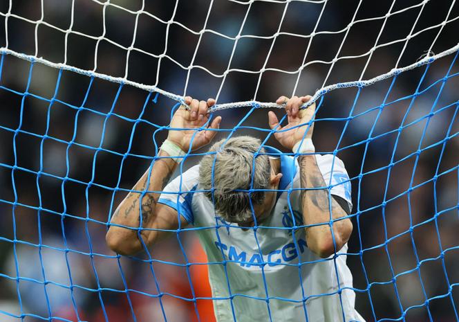 La déception du défenseur marseillais Facundo Medina, lors de la défaite contre Liverpool (0-3), en Ligue des champions, à Marseille, le 21 janvier 2026.