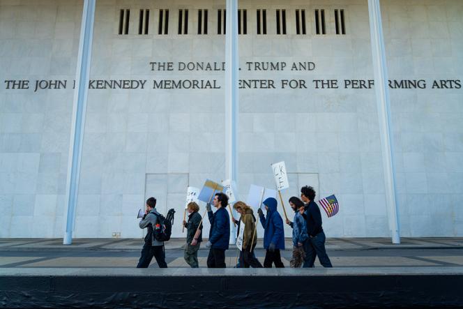 De jeunes musiciens punk manifestant devant le Kennedy Center, dans le nom duquel Donald Trump a fait inscrire le sien, à Washington, 11 janvier 2026.