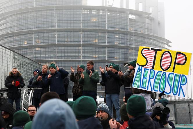 Des agriculteurs de toute l’Europe réagissent après le vote du Parlement européen sur la saisine de la Cour de justice de l’Union européenne (CJUE) concernant l’accord commercial UE-Mercosur, à Strasbourg, le 21 janvier 2026. 