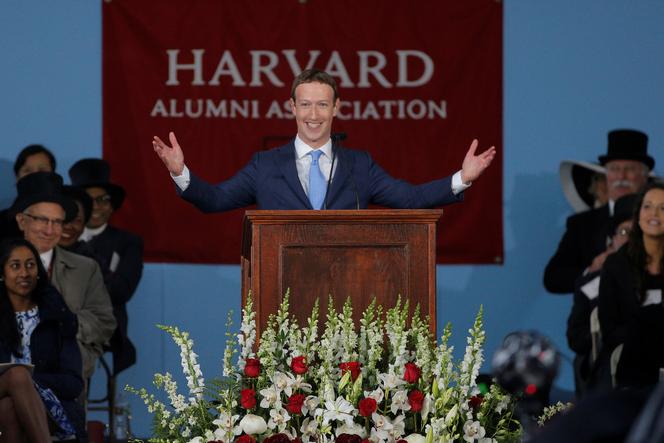 Le fondateur de Facebook, Mark Zuckerberg, lors d’une cérémonie d’anciens élèves de l’université de Harvard, à Cambridge (Massachusetts), le 25 mai 2017. 