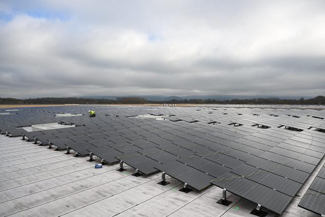 Construction de l'une des plus grandes toitures solaires de France sur les nouveaux bâtiments Intex à Le Miroir, (Saône-et-Loire), le 18 novembre 2025.