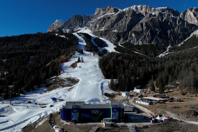 Le centre de ski alpin Tofane, avec des canons à neige, en vue des Jeux olympiques d’hiver de Milan-Cortina 2026, à Cortina d’Ampezzo (Italie), le 21&nbsp;janvier 2026.