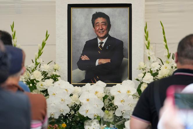 Des personnes prient pour l’ancien premier ministre Shinzo Abe au temple Zojoji, à Tokyo, le 8 juillet 2023. 