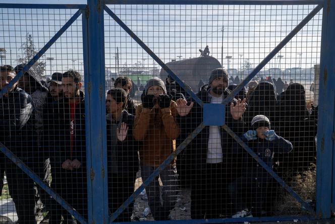Des personnes derrière les grilles du camp d'Al-Hol, en Syrie, alors que le gouvernement syrien en a pris le contrôle à la suite du retrait des Forces démocratiques syriennes (FDS), le 21 janvier 2026.