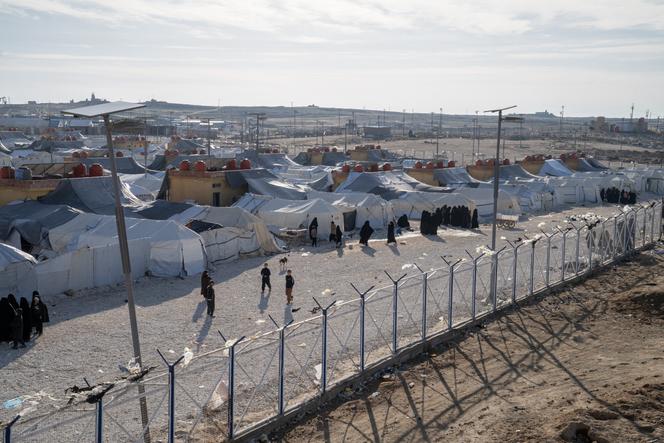 Des femmes et enfants dans le quartier des étrangers du camp d'Al-Hol, en Syrie, le 21 janvier 2026.