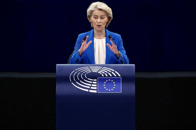 La présidente de la Commission européenne, Ursula von der Leyen (au centre), lors d’un discours lors d’un débat sur la conclusion de la réunion du Conseil européen des 18 et 19 décembre 2025, au Parlement européen à Strasbourg, dans l’est de la France, le 21 janvier 2026.