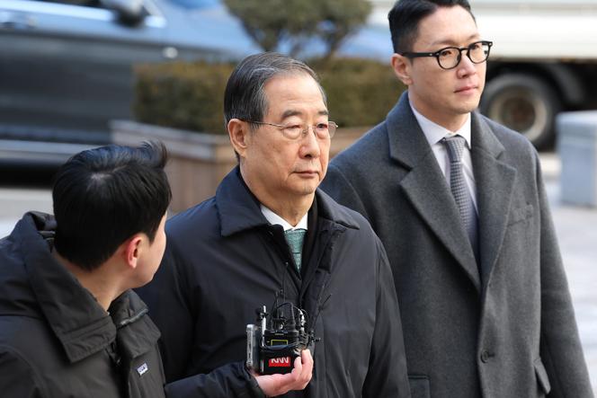 L’ancien premier ministre sud-coréen Han Duck-soo, au centre, arrive au tribunal central de Séoul pour son premier procès dans l’affaire de l’insurrection, le mercredi 21 janvier 2026. 