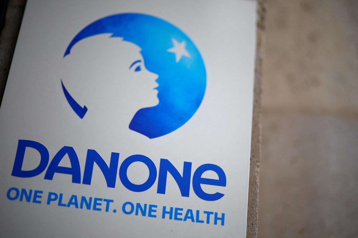 Danone retire des lots de laits infantiles mais assure que ses produits sont « sûrs »