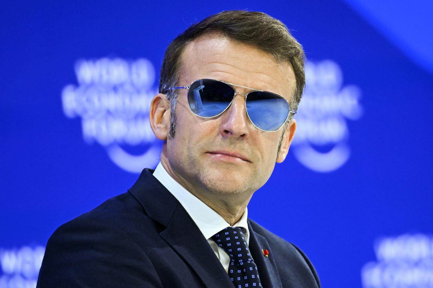 Est-ce bien raisonnable de… porter des lunettes aviateur (quand on est Emmanuel Macron) ?